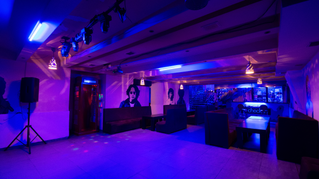 ისარგებლე ფასდაკლებით და მიიღე მენიუ 6 სტუმარზე + კარაოკე და ცოცხალი მუსიკა Check In - Karaoke Bar -ში. image 1