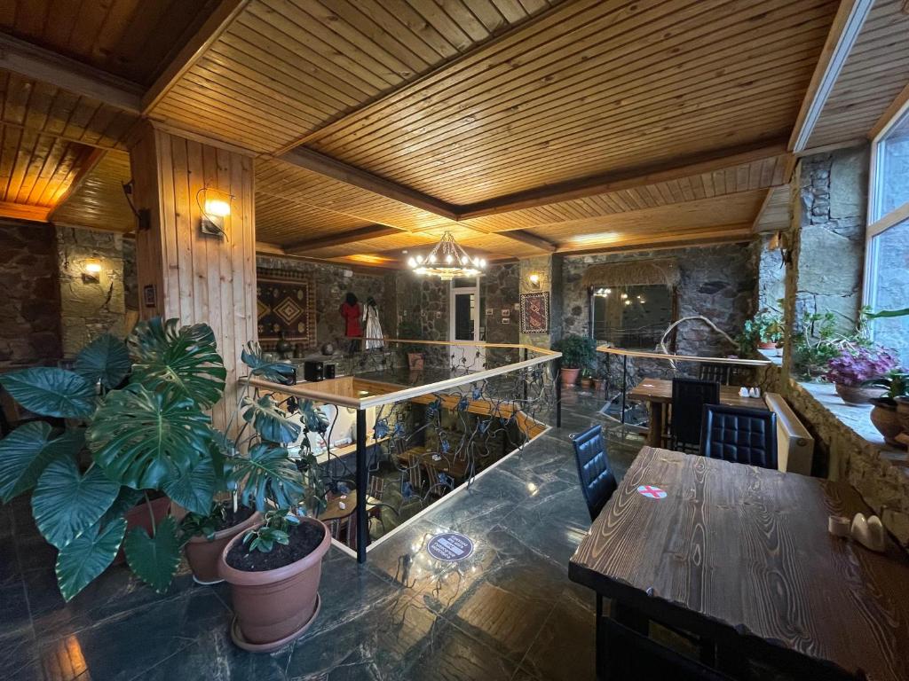 გაატარე დაუვიწყარი დრო სასტუმრო გუდაური ჰათში image 7