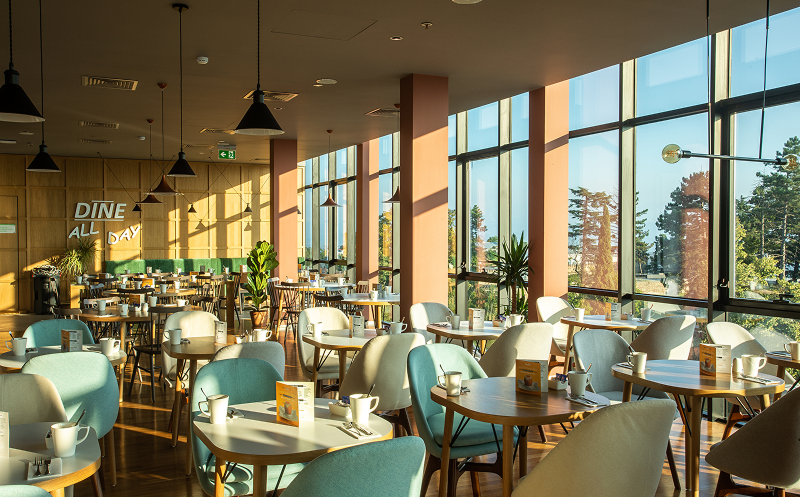 გაატარე დაუვიწყარი დრო მეგობრებთან ერთად ჰოლიდეი ინნ თელავში 1