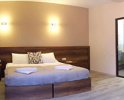 ნომერი 2 სტუმარზე, სამების და მყინვარის ხედით სტეფანწმინდაში