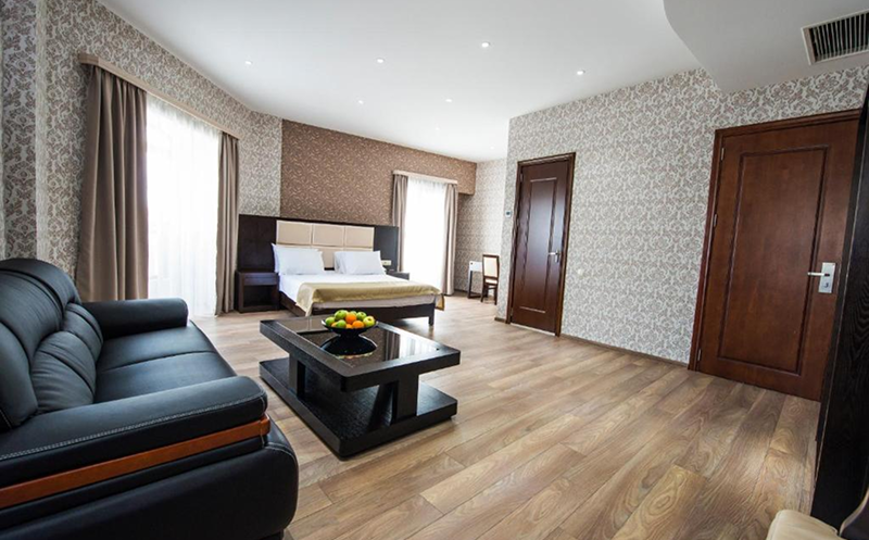 გაატარე დაუვიწყარი დრო მეგობრებთან ერთან სასტუმრო თბილისი ინნში 9