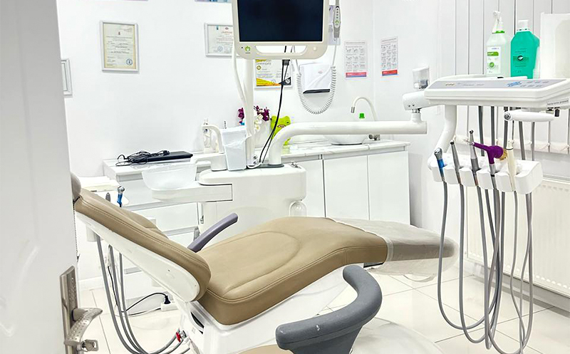 Take advantage of a discount on teeth cleaning with the German Kavoprophyflex device and powder, without enamel damage, at GeoDent & Aesthetics. image 3