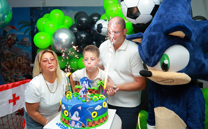 შეიქმენი სვუპერ მხიარული განწყობა დაბადების დღეზე სადღესასწაულო ცენტრ Make a Wish -ში. 1