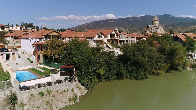 ისარგებლე ფასდაკლებით სასტუმროს სტანდარტულ ნომერში 2 სტუმრის განთავსებაზე რივერ ფრონტ მცხეთა | River Front Mtskheta-ში. image 0