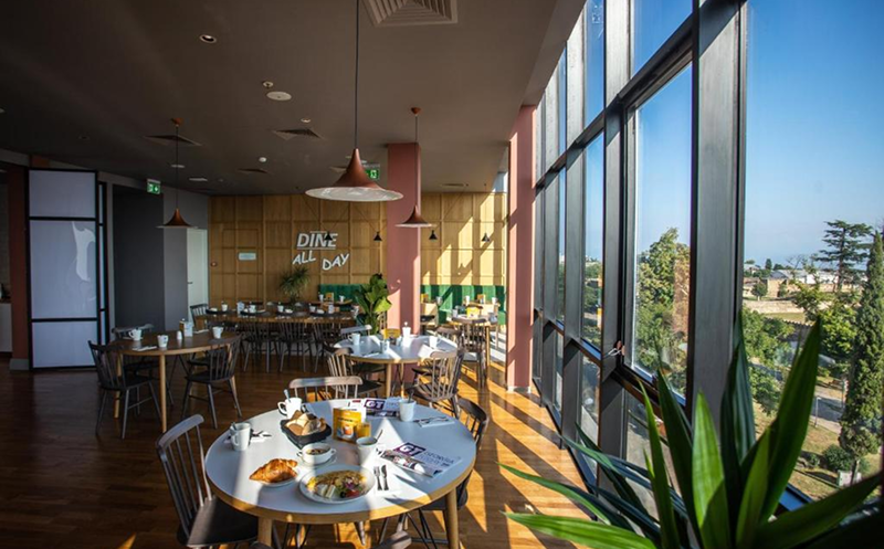 გაატარე დაუვიწყარი დრო მეგობრებთან ერთად ჰოლიდეი ინნ თელავში 11