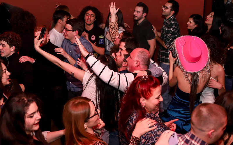 შექმენი განსაკუთრებული მოგონებები მეგობრეთან ერთად კარაოკე ბარ დაიმონდში image 8