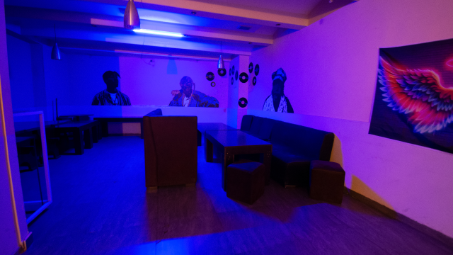 შექმენი დაუვიწყარი მოგონებები მეგობრეთან ერთად კარაოკე ბარ ჩექ ინში image 9