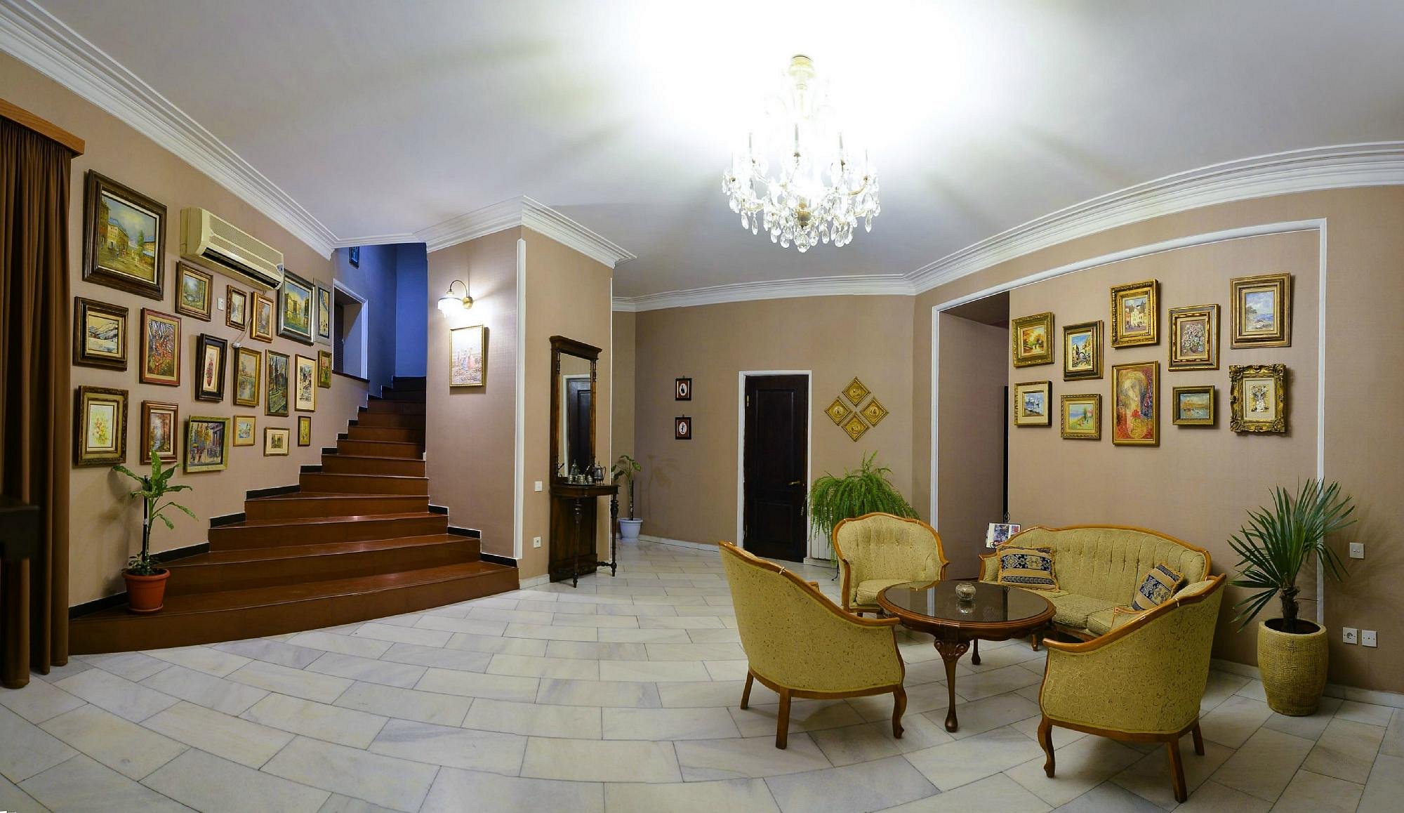 Take advantage of a discount on a standard room for 3 guests at Ponto Gallery.  image 3