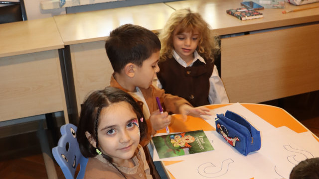 აღმოაჩინე სკოლამდელი გარემო, სადაც ბავშვები ბუნებრივად სწავლობენ, იზრდებიან და იძენენ ახალ უნარებს image 0