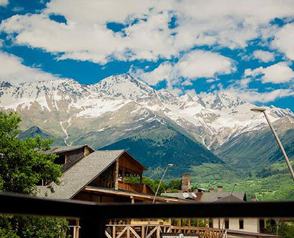 საოჯახო ნომერი 4 ადამიანზე მესტიაში