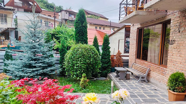 ისარგებლე ფასდაკლებით 2; 3 ან 4-ადგილიან ნომერში განთავსებაზე ბორჯომის საოჯახო სასტუმრო „გიომანი"-სგან. image 0