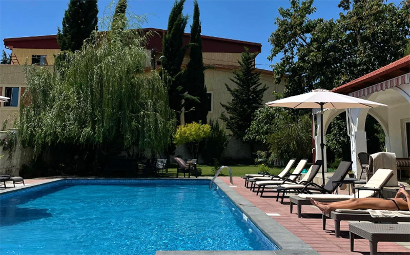 Take advantage of a discount on a one-time visit to the outdoor swimming pool at Pawlonia Villa Kvareli. image 6