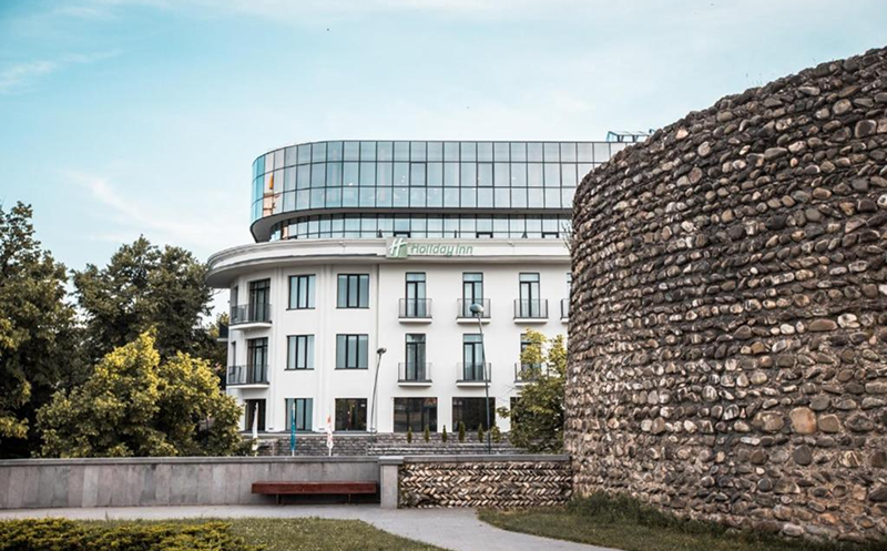 გაატარე დაუვიწყარი დრო მეგობრებთან ერთად ჰოლიდეი ინნ თელავში 18