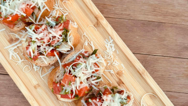 გააზიარე გემოები: სალათი, ხაჭაპური, მწვადი და საფერავის ღვინო ორისთვის რეზიდენკოში image 8