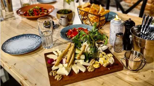 ორ სტუმარზე მორგებული კერძები, ქართული ღვინო და დესერტი ვასსერშტრასეში. image 7