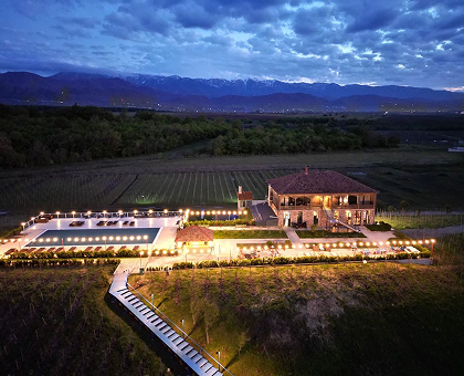 ვარციხე - ლუქს ნომერი 2 სტუმარზე, ჯაკუზით და დახურული აუზით 