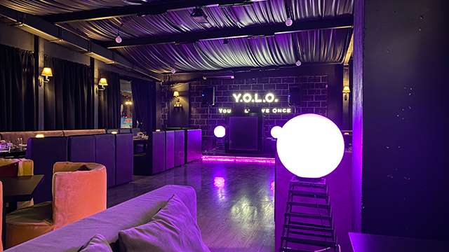 12 ლარად, 37%-იანი ფასდაკლების Swooper Code-ი, მენიუ, სასმელი და გართობა 10-12 პერსონაზე YOLO ლაუნჯ-ბარში image 17