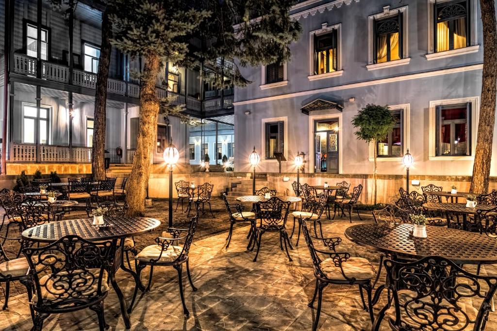 Take advantage of this exclusive offer – a discount on 5 rooms for 2 guests each, with or without breakfast, at Golden Tulip Borjomi. image 9