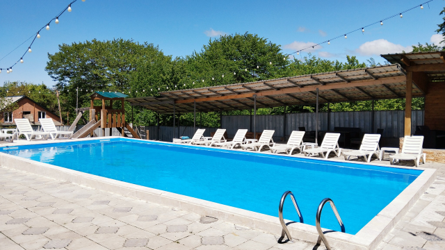 Take advantage of a discount with a One-time visit to the open swimming pool at Hotel Villa Sioni. image 0