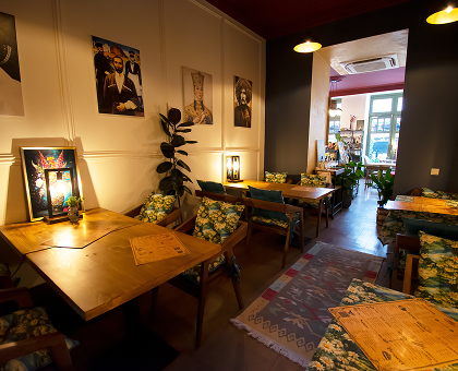 4 სტუმარზე აჯიკის წვნიანის და სასმლის შეთავაზება