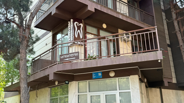 Take advantage of the discount on orthodontic retainers at Main Douce Clinic. image 0