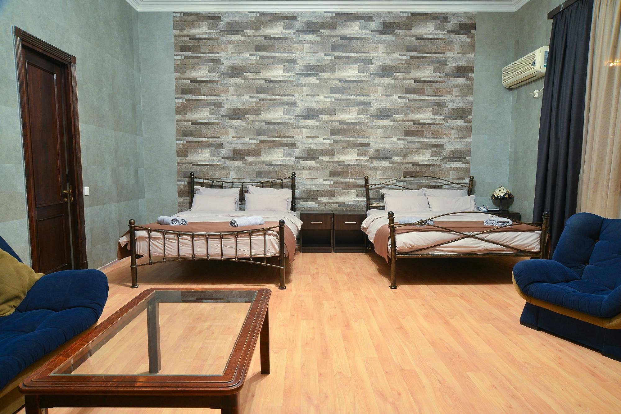 Take advantage of a discount on a standard room for 3 guests at Ponto Gallery.  image 8