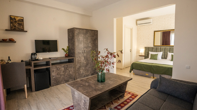 Take advantage of the discount on a two-guest stay with breakfast from Sunday to Thursday inclusive at Château & Winery Mosmieri. image 6