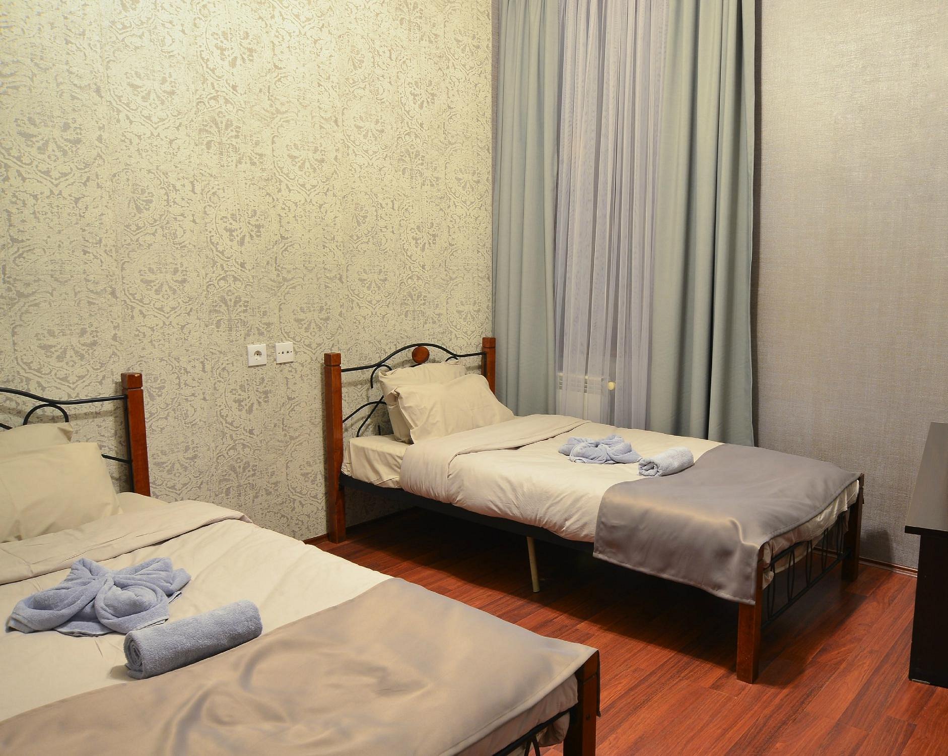 Take advantage of a discount on a standard room for 3 guests at Ponto Gallery.  image 7