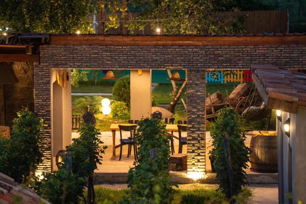 გაატარე დაუვიწყარი დრო სასტუმრო ვინეარდში. image 2