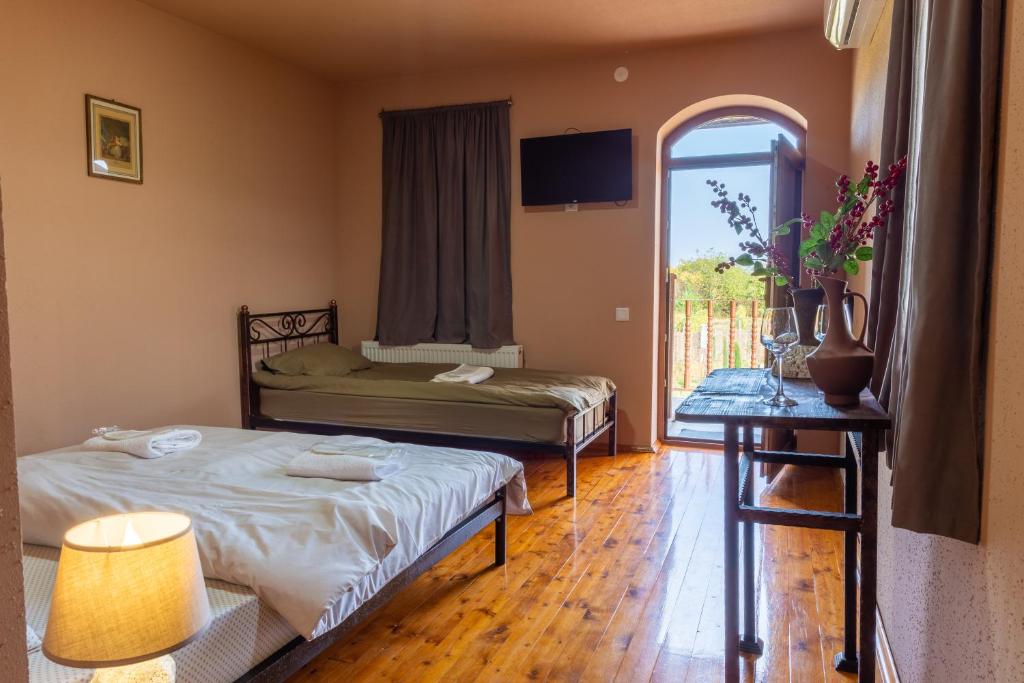 ისარგებლე ფასდაკლებით ნომერში 2 ან 3 სტუმრის განთავსებაზე შატო თეთრი ბაირაღები | Chateau White Flags -ში. image 3