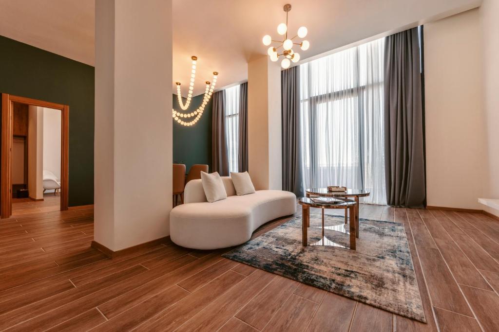 დაისვენე, ისიამოვნე და გაატარე ახალი წელი მეგობრებთან ერთად მშვიდ გარემოში. გახადე ეს დღე დასამახსოვრებელი. image 12