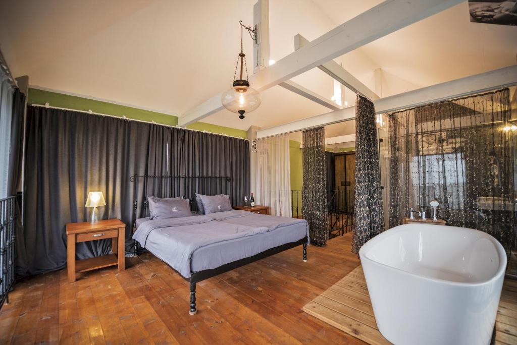 ისარგებლე ფასდაკლებით სასტუმროს ნომერში 2 სტუმრის განთავსებაზე 2, 3, 4 და 5 ღამით შატო მერეში. image 2