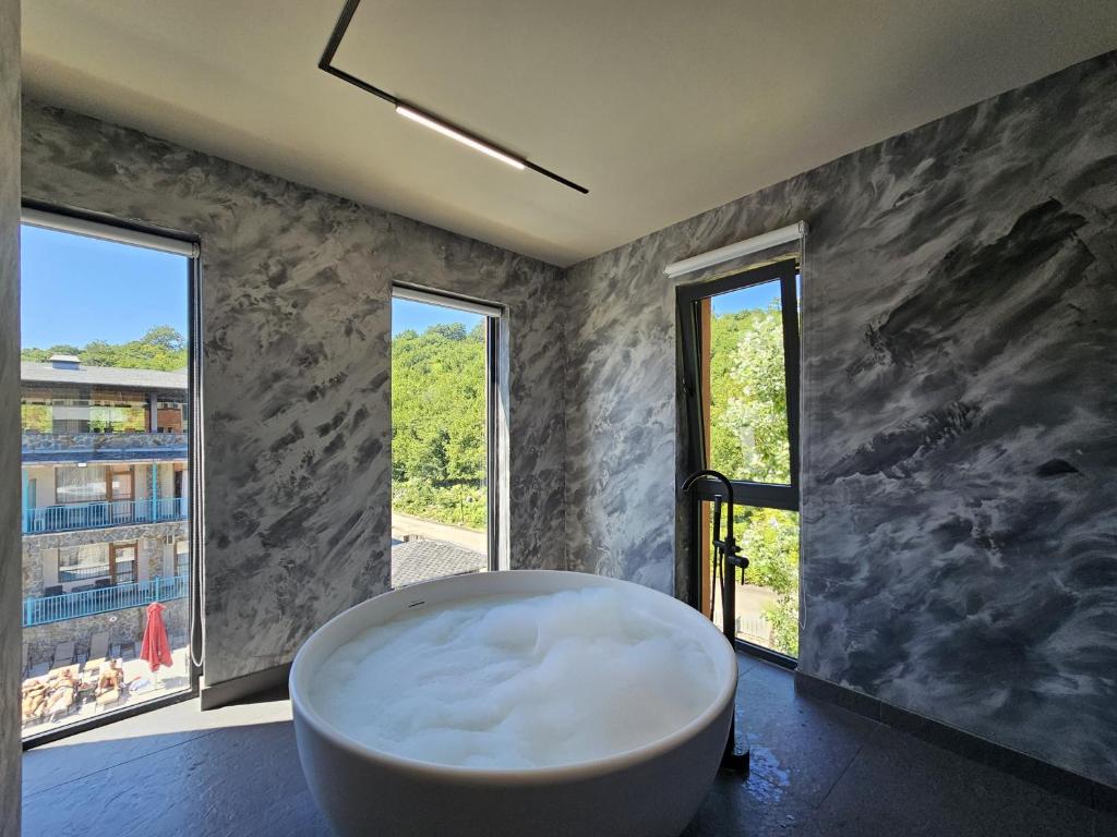 ისარგებლე ფასდაკლებით ორადგილიან ნომერში განთავსებაზე, საუზმით წყალტუბო ეპიკ სასტუმრო და სპა | Tskaltubo Epic Hotel & Spa -ში. image 11