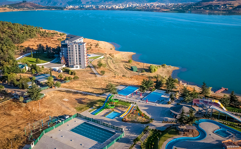 ნომერი 2 სტუმარზე ზღვის ან ტყის ხედებით, აუზით, თბილისში, ზღვის უბანში