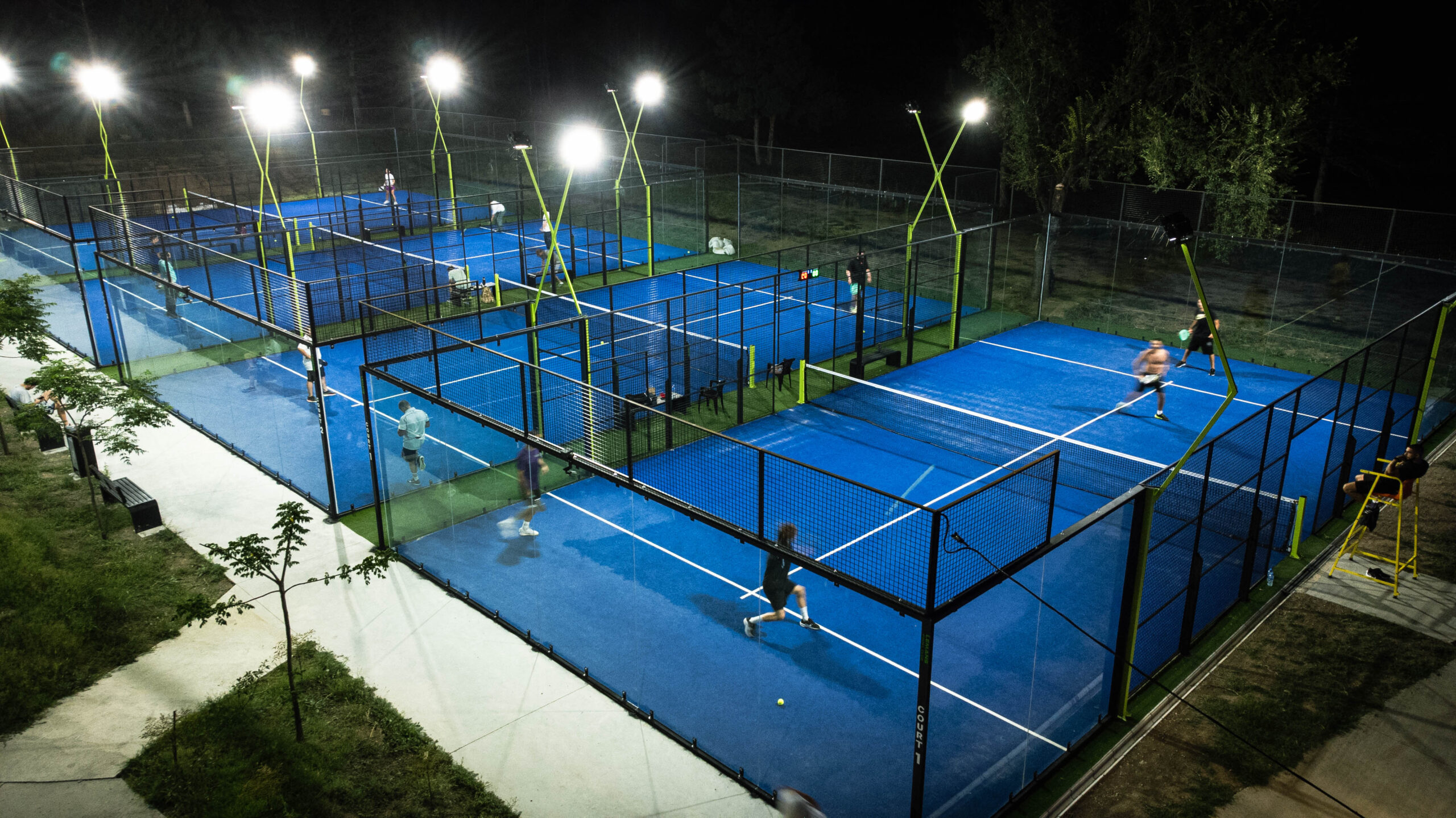 გაატარე დაუვიწყარი დრო მეგობრებთან ერთად პადელის კორტზე image 2