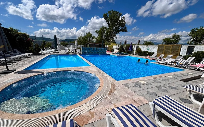 Enjoy sunny days at Laguna Bazaleti's open swimming pool. 10
