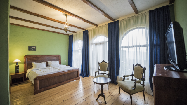 Take advantage of a discount on a hotel room for 2 guests for 4 nights at Chateau Mere.  image 12