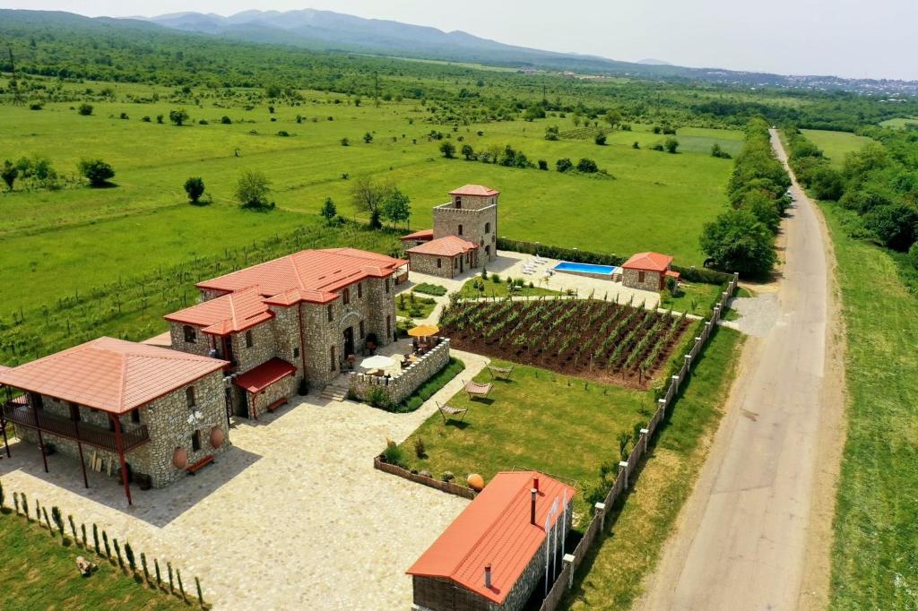 ისარგებლე ფასდაკლებით ნომერში 2 ან 3 სტუმრის განთავსებაზე შატო თეთრი ბაირაღები | Chateau White Flags -ში. image 0