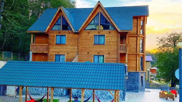 ისარგებლე ფასდაკლებით ბაკურიანის სასტუმროს ნომერში Greenwood Hotel. image 0