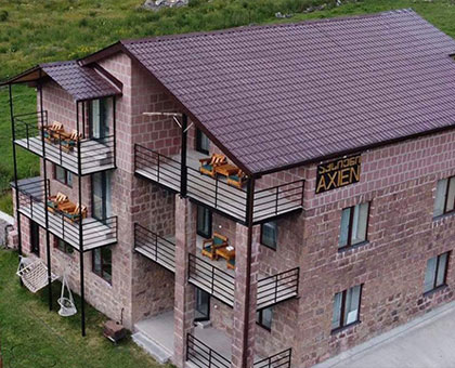 ნომერი 3 სტუმარზე, სამების და მყინვარის ხედით სტეფანწმინდაში