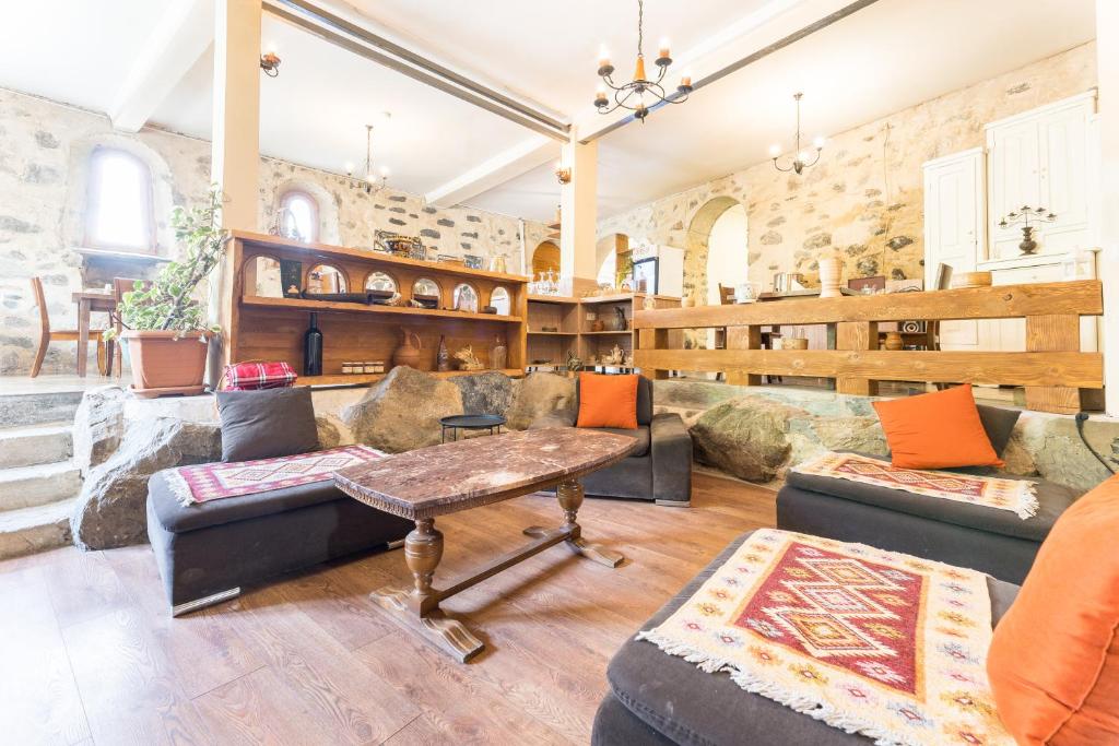 გაატარე დასვენების დღეები საყვარელ ადამიანებთან ერთად სასტუმრო ძველ სეტში image 1