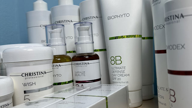 ისარგებლე ფასდაკლებით სახის ღრმა /ატრამვული წმენდა თანამედროვე Hydrafacial მრავალფუნქციური აპარატით და პრემიუმ ხარისხის Christina-ს ბრენდით MM clinic | მმ კლინიკაში.  image 2