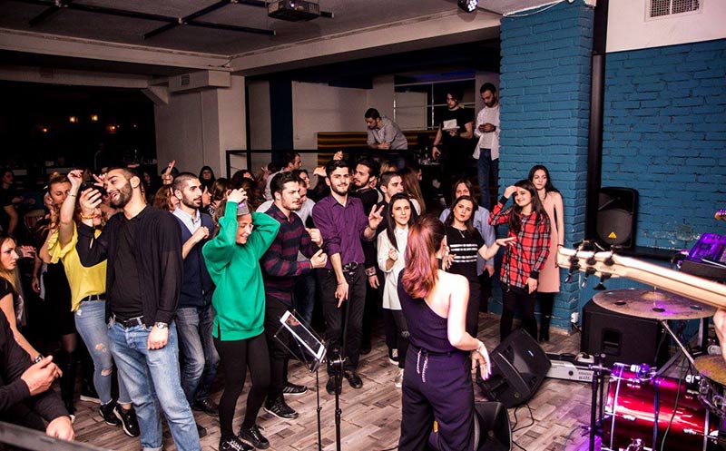 მხიარულება გელოდებათ კარაოკე ლაუნჯ ვინტაჟში image 1