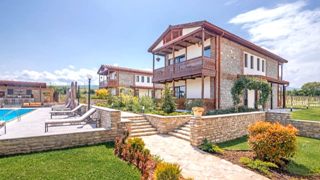 Take advantage of the discount on a two-guest stay with breakfast from Sunday to Thursday inclusive at Château & Winery Mosmieri. image 0