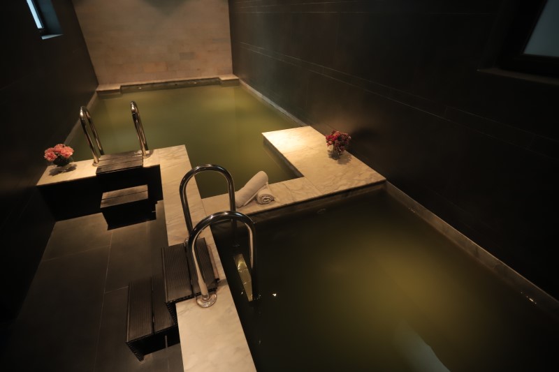 დაისვენე სარელაქსაციო ოთახში და ისიამოვნე გოგირდის დიდი და მცირე აუზებით თბილისის ბალნეოლოგიურ სპა კურორტში image 2