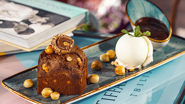 ისარგებლეთ ფასდაკლებით 2 სტუმარზე გათვლილ საფირმო ვაფლსა და ცივ ყავაზე ფეფეროთი Tiffany Bar and Terrace - სგან.  image 3