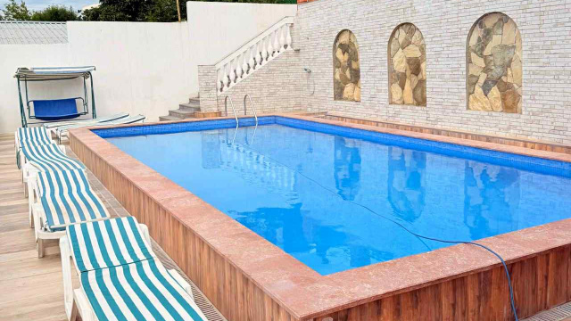 Take advantage of a discount on a one-time visit to the outdoor swimming pool at Hilltop Skyline. image 7