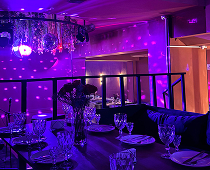 მხიარულება გელოდება კარაოკე ბარ დაიმონდში.