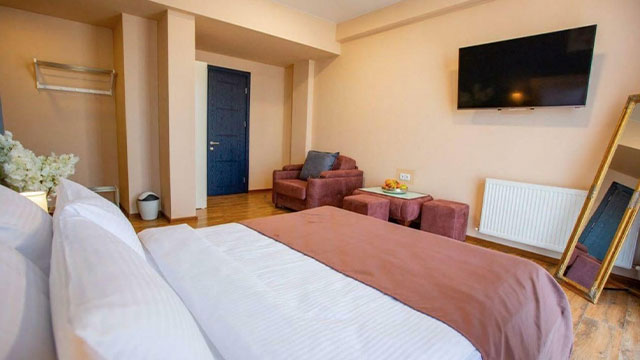 ისარგებლე ფასდაკლებით თბილისის სასტუმროს ნომერში, საუზმით Hotel sky room-სგან. image 1