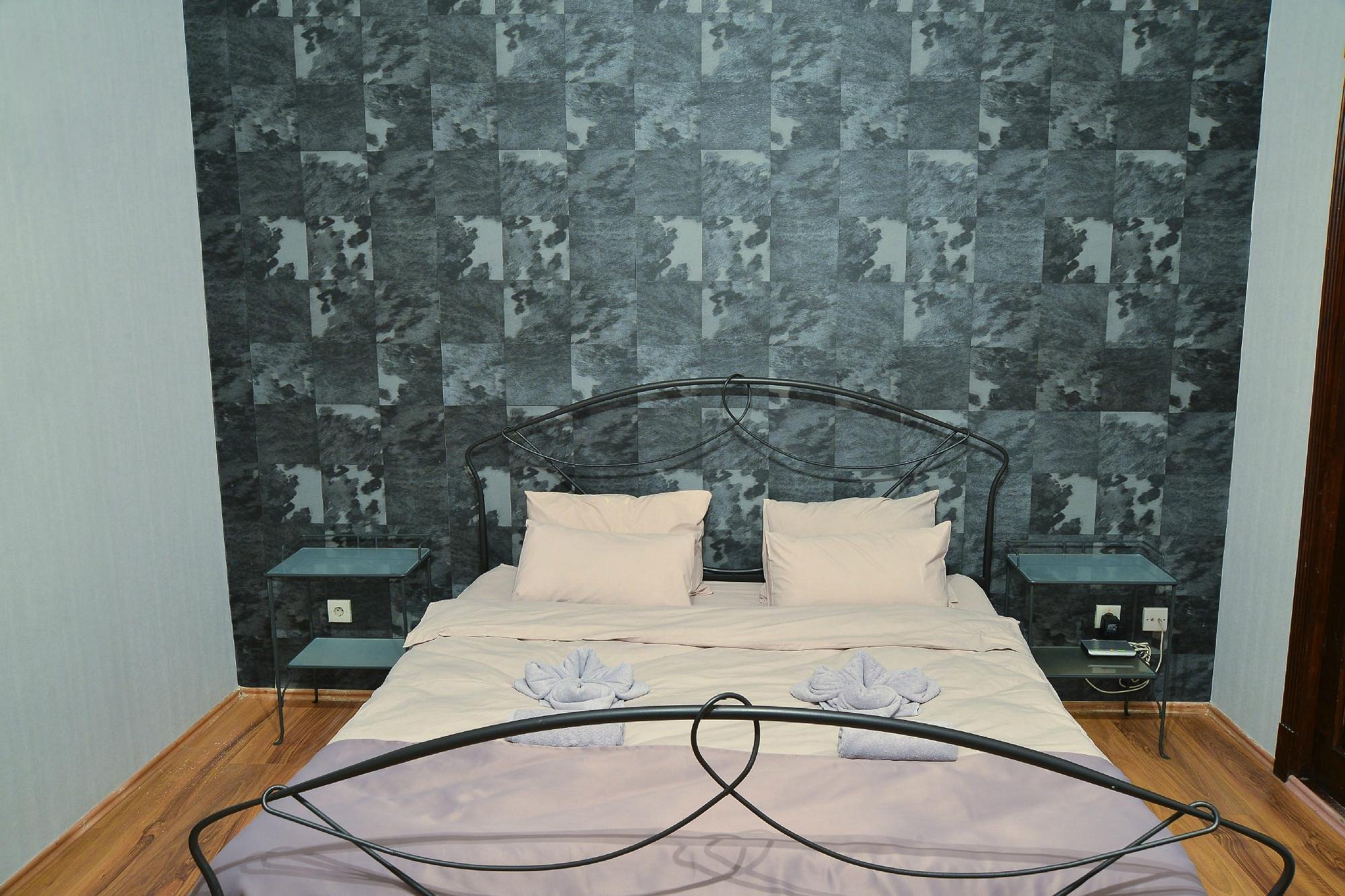 Take advantage of a discount on a standard room for 3 guests at Ponto Gallery.  image 9